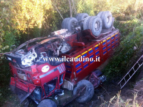 San Martino Valle Caudina, camion finisce in una scarpata