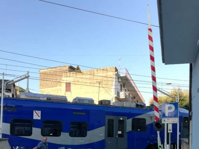 Ferrovia Napoli-Benevento: passa il treno, passaggio a livello aperto