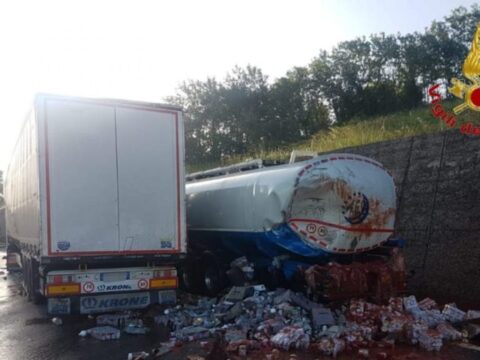 Cronaca: si ribalta camion di pomodori, due persone ferite