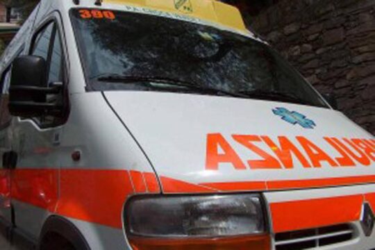 Montesarchio: auto si schianta contro un albero, ferita 26enne
