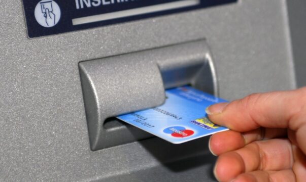 Cronaca: rubano il bancomat ad un anziano e gli prosciugano il conto