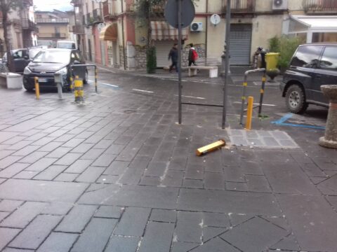 Cervinara: auto pirata  travolge i dissuasori in piazza Municipio