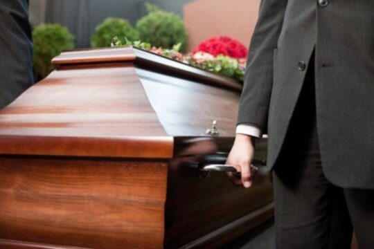 Perseguita una ragazza e le organizza un vero funerale