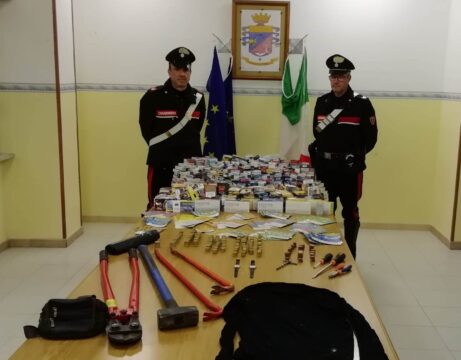 Cronaca: furto in tabaccheria, i ladri tallonati dai carabinieri