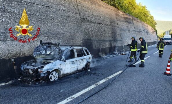 Autostrada A16: auto distrutta da un incendio, salvo il guidatore