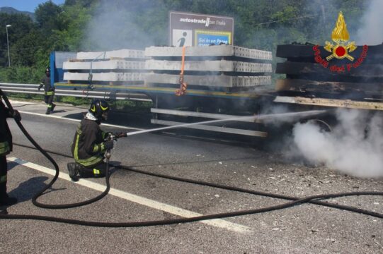 A16 Napoli Canosa, si incendia un autotreno