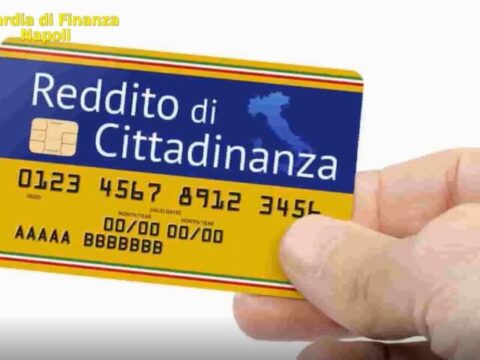 Abolire il reddito di cittadinanza, Renzi lancia il referendum