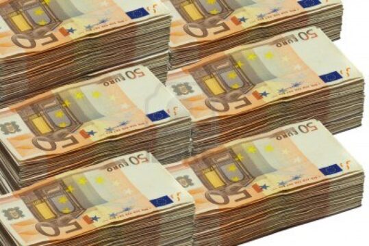 Ricicla soldi per la camorra per 30 anni, sequestrati 290 milioni di euro