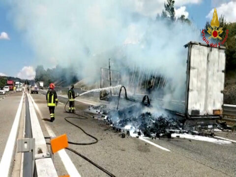 Autoarticolato in fiamme sull'A16, chiusi gli svincoli autostradali