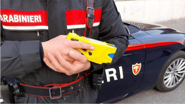 Armato di coltello e vetri rotti minaccia la nonna, i carabinieri usano il taser