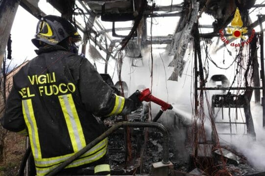 Autobus distrutto dalle fiamme, autista salva tre passeggeri