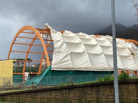 San Martino: la tempesta di vento travolge la struttura in tenda
